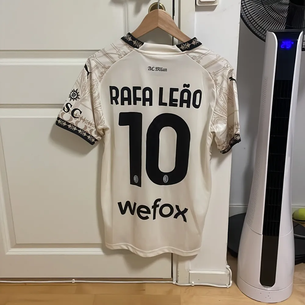 Vit och guldig Milan tröja i perfekt skick helt ny . Rafa Leão 10 på ryggen . T-shirts.