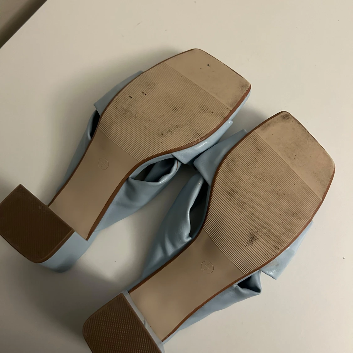 Ljusa blå klackskor med knyt - 90