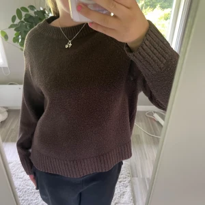 Jätte mysig stickad tröja - Använd väldigt få gånger därav i väldigt bra skick! Väldigt lite nopprig på framsidan men annars är den som ny!💞
