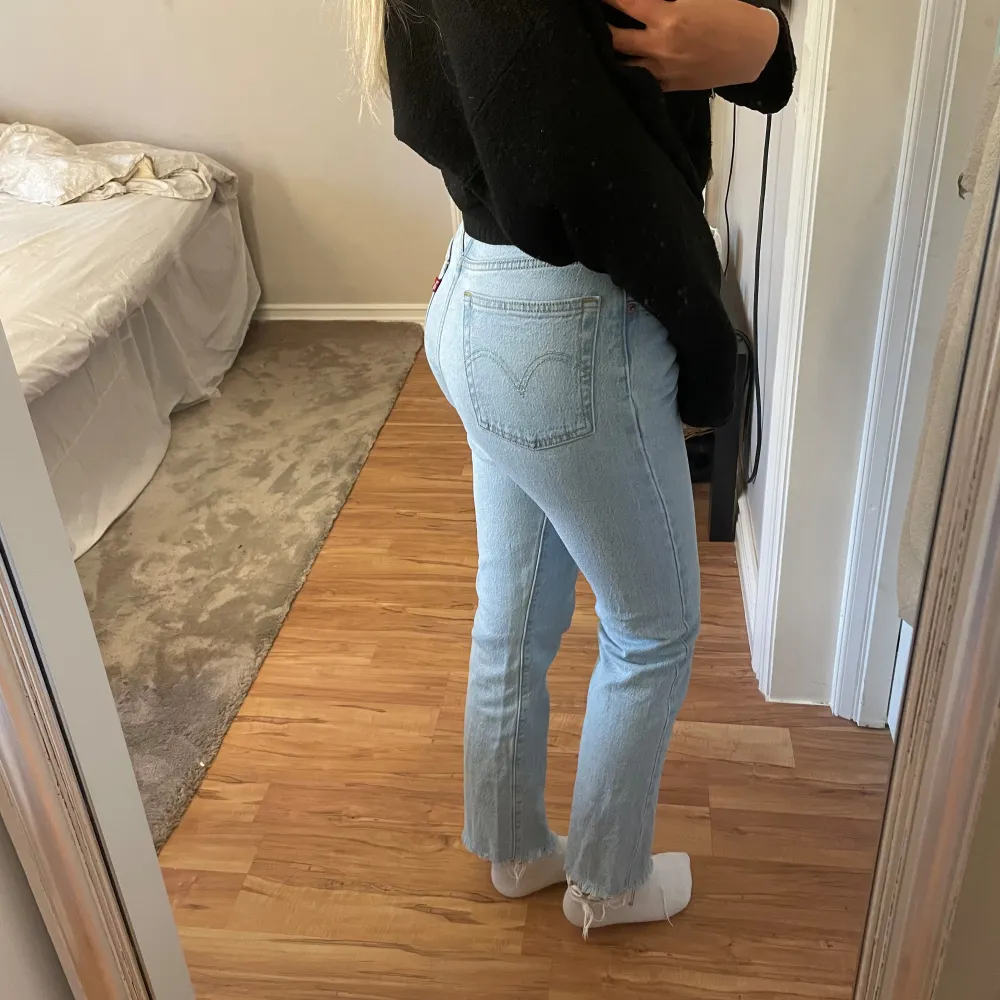 Raka i benen, ljusblå färg, midwaist, W25 L30 ungefär en S. Den populära modellen 501 pågrund av den perfekta passformen. Jeans & Byxor.