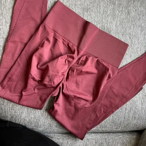 Träningstights  - Säljer träningstights med scrunch🌸