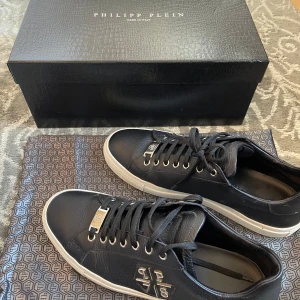Philip plein sneakers - väldigt bra skick! använda 3-4 gånger.  Nypris 12000kr