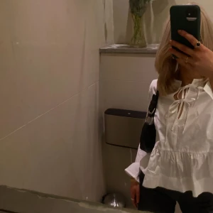 GANNI blus - Säljer min fina blus från ganni som inte kommer till användning! Köpt på NK i december och är endast använd 1 gång!  Nypris 1500!