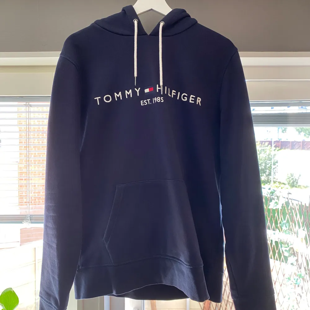 Hoodie i mörkblå färg. Storlek L (känns som M). Mycket fint skick då den knappt är använd. . Hoodies.