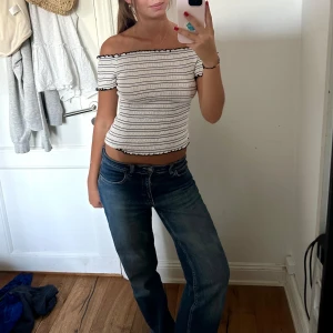 Randig topp - Stretchig svartvit topp som går att ha offshoulder eller vanligt