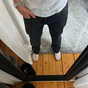 Levis 501 Jeans - Skit snygg levis 501 jeans. Svarta, typ aldrig använda tyvärr. Jätte bra passform, jag är 180. 