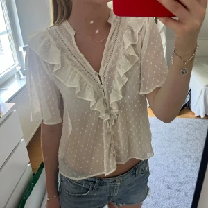 Vit zara blus - Säljer en vit zara blus med knappar. Använd med i mycket bra skick😍 I strl M.