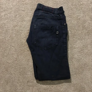Dondup jeans - Storlek 31 Mycket bra skick men liten slitning på rumpan som man ser på bild tre. Snygg härlig tvätt 🤩