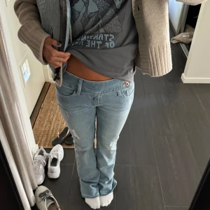 Utsvängda jeans - Säljer dessa så snygga blåa utsvängda jeansen❣️❣️