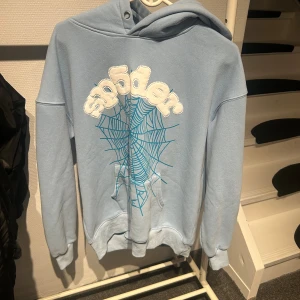 Spider hoodie - Spider hoodie i färgen blå  Knappt använd då den var för stor Är storlek S men upplevs större