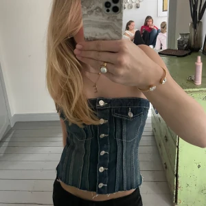 Jeans topp  - Jätte fin och perfekt till tjejkväll. Nästan aldrig använd och säljs inte längre. Liten i storleken. Hör av er vid funderingar💓🤗