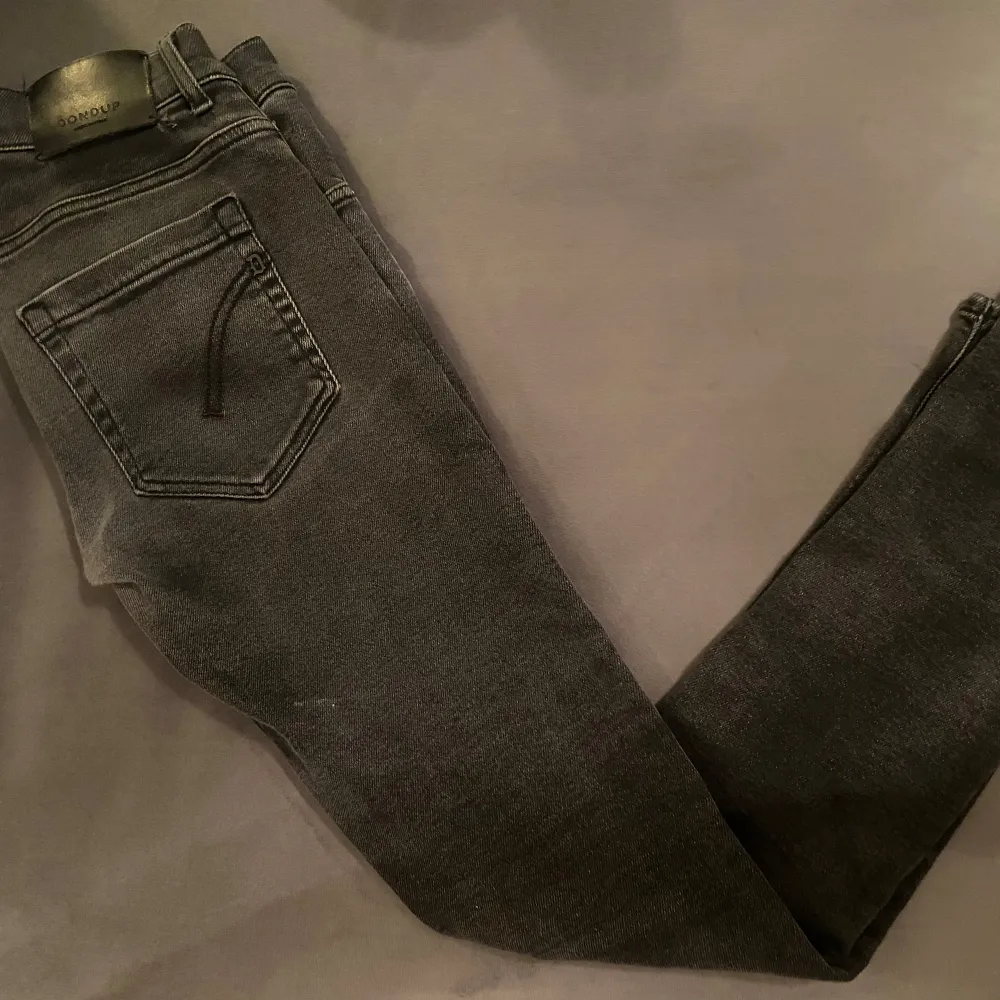 Säljer nu ett par feta dondup George jeans till ett väldigt bra pris! Det är en mörk grå/svart väldigt eftertraktad färg! Tveka inte att skriva vid minsta fråga eller fundering!! . Jeans & Byxor.