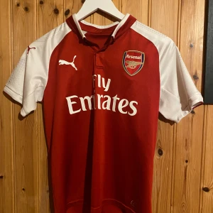 Arsenal 17/18 tröja  - 7/10 skick nästan aldrig använd  Kan gå ner i pris vid snabb affär 