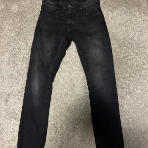 Nudie Jeans Grim trim - Tja Säljer mina ass feta Nudie jeans i modellen Grim trim (dark cove). Använd ett handfull gånger, så i princip helt nya.  Storlek: W30 L30  Nypris 1600 sek.  Kvitto finns!