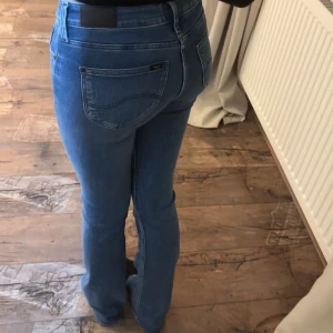 Blå low waist bootcut jeans från Lee - Storlek W 25 L 33!!! Passar xs/s! Jättefina blå jeans från Lee i bootcut design💓 lågmidjade, perfekt skick. använda ett få antal gånger, säljer då de är för små💞 pris kan diskuteras vid snabb affär! 💗
