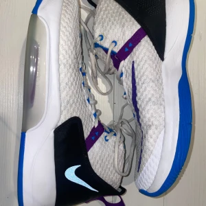 Nike Basketball Zoom Rize Boot/Shoe - White/Photo Blue/Black/Voltage Purple - Min syrras skitcoola nike-basketskor!! Säljer då hon flyttat till USA och inte fick med sig dem. Använda endast ett fåtal gånger så mycket bra skick!!! (Obs!! Hon är inte en man!)