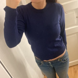 Mörkblå tröja från Saint Tropez - Säljer en stilren mörkblå tröja från Saint Tropez, inga tecken på användning.Skriv fär fler bilder 