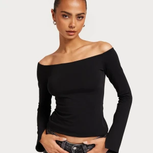 Mörkblå offshoulder topp - Snygg marinblå offshoulder topp från Nelly. Köpte ny från Vinted, aldrig använd🧡
