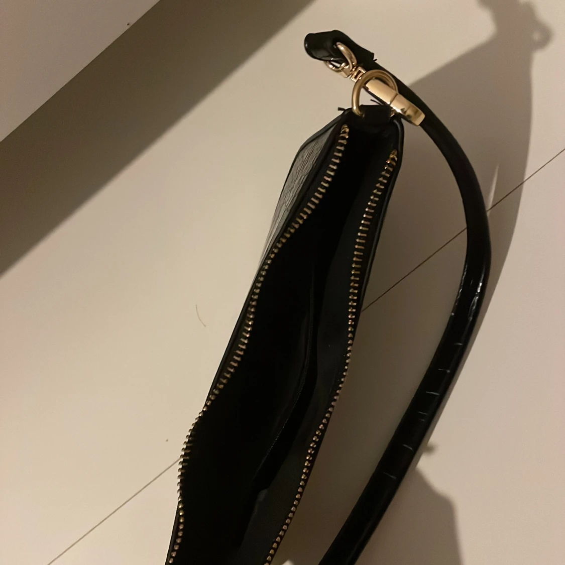 Svart axelväska med krokodilmönster - 91