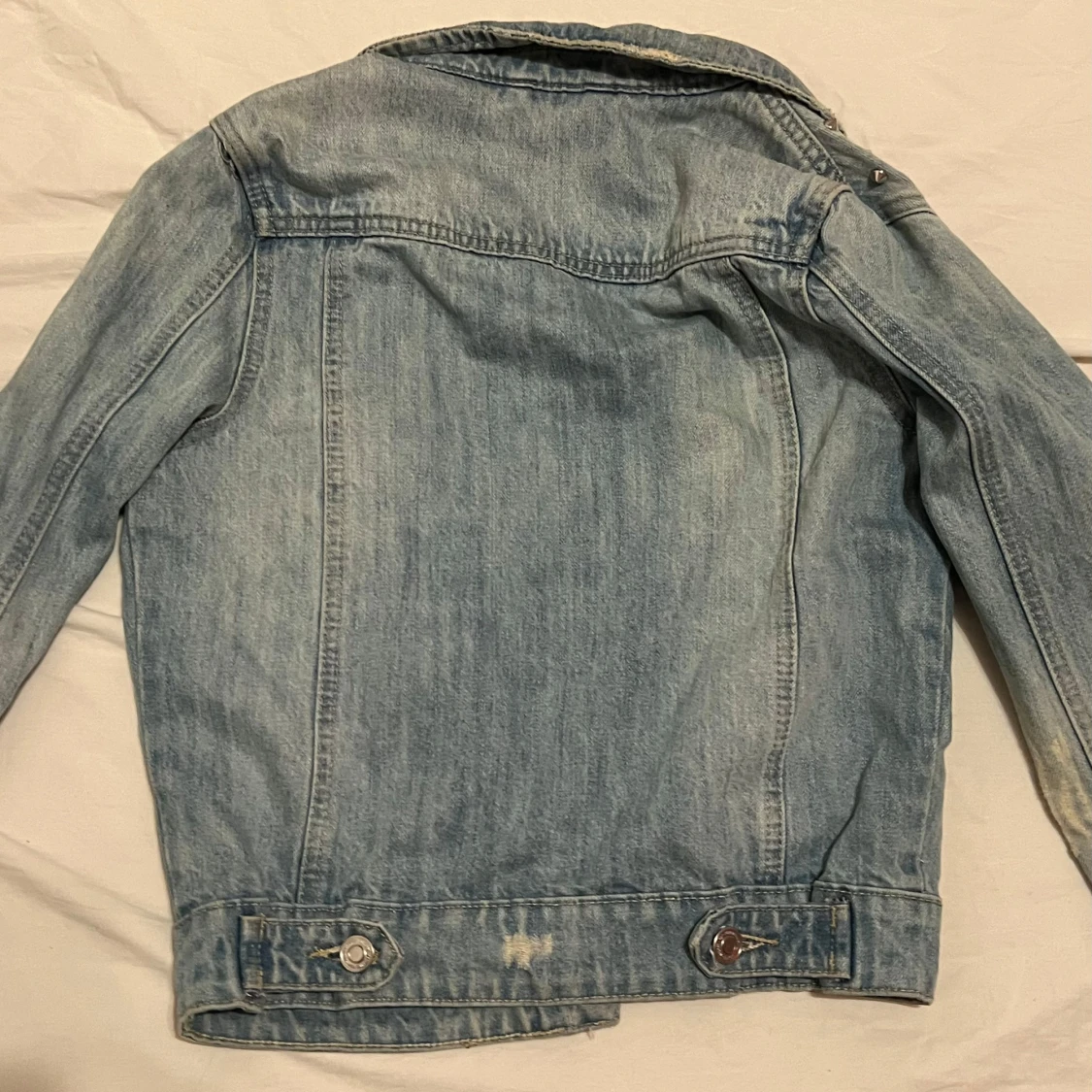 Jeansjacka med nitar från Bik Bok - 93