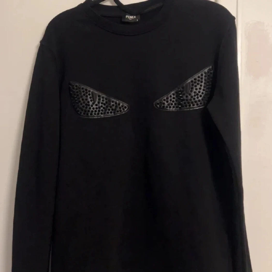 Svart tröja med ögonmotiv från Fendi