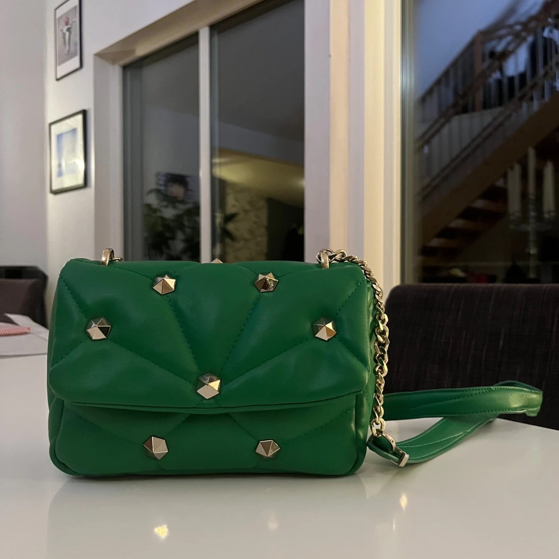 Zara väska med nitar