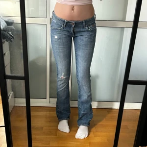 Lågmidjade bootcut jeans  - Lågmidjade jeans med snygga bakfickor. Uppskattad storlek W26. Innerbenslängd: 77 midjemått: 37 Stretch till 39. Köp sker via köp nu, jag postar inom 24h. Kvar tills markerad såld 