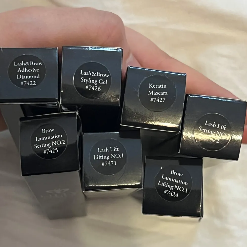 Startpaket för Lash & Brow Lift från Lilly Nails. Innehåller allt du behöver för att utföra behandlingar. Perfekt för dig som vill starta din egen verksamhet eller utöka dina tjänster. . Har använt kitet några gånger och speciellt frans limmet då det finns en bild som visar hur mycket den e använd Prisvärde:2250. Beauty.