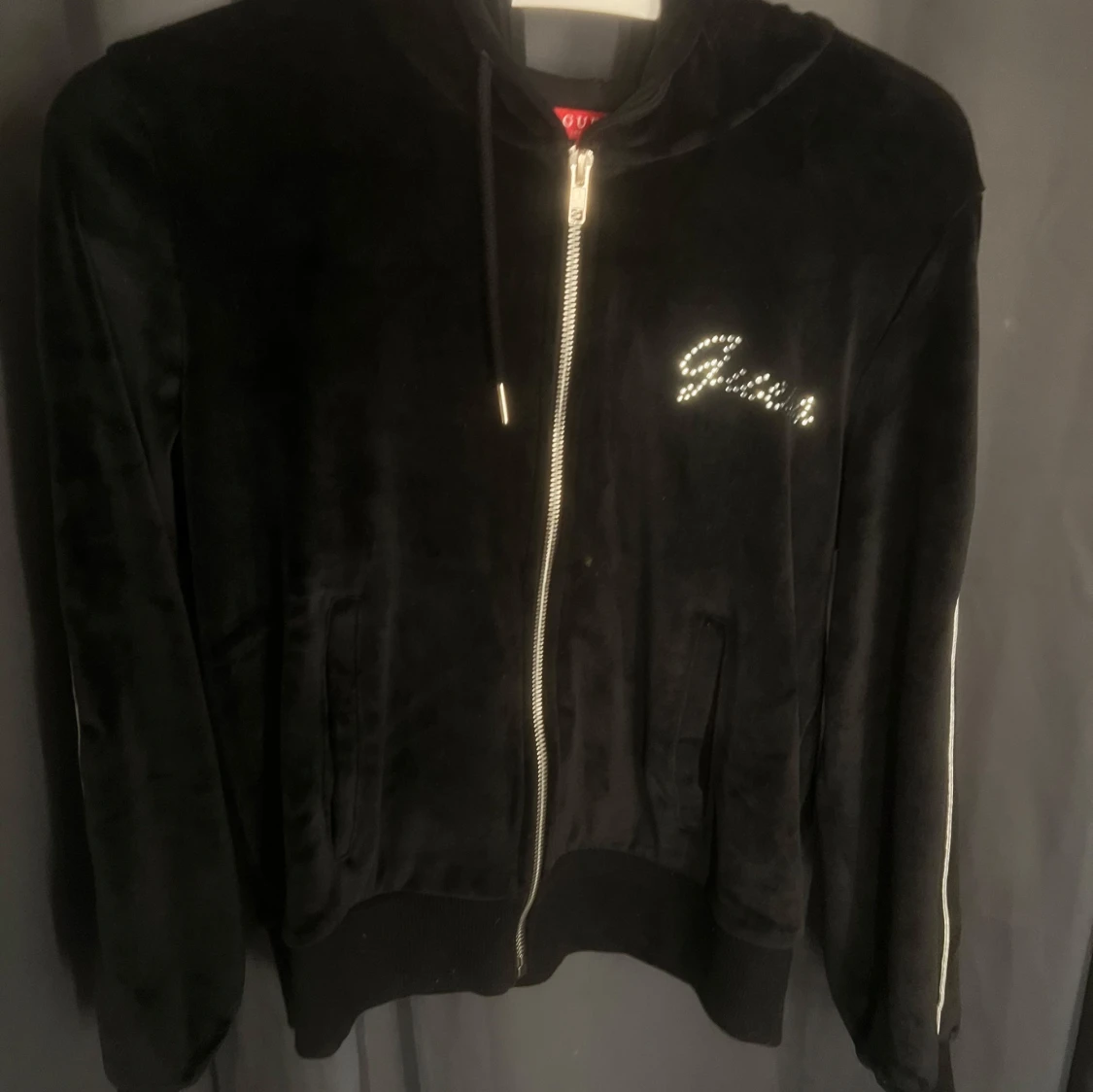 Svart velourjacka från Guess