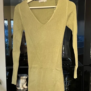 Grön ribbad klänning från Stradivarius - Snygg grön ribbad klänning från Stradivarius🍀 Priset går att diskutera vid en snabb affär