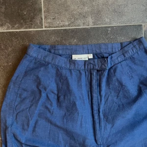 Blå linnebyxor från Bigarreau - Blå high waist linnebyxor från Bigarreau. I storlek M men passar S, midja 34 cm