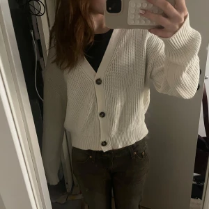 Vit kofta - Säljer denna vita kofta ifrån lager 157  i storlek XL men passar mig som har S till Xs. Säker på grund av kommer ej till användning.