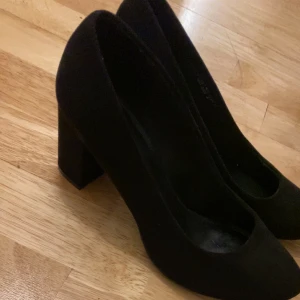 Svarta klackar från Graceland - Eleganta svarta pumps från Graceland med en klassisk design. Skorna har en bekväm blockklack och rundad tå, vilket gör dem perfekta för en stilren look.