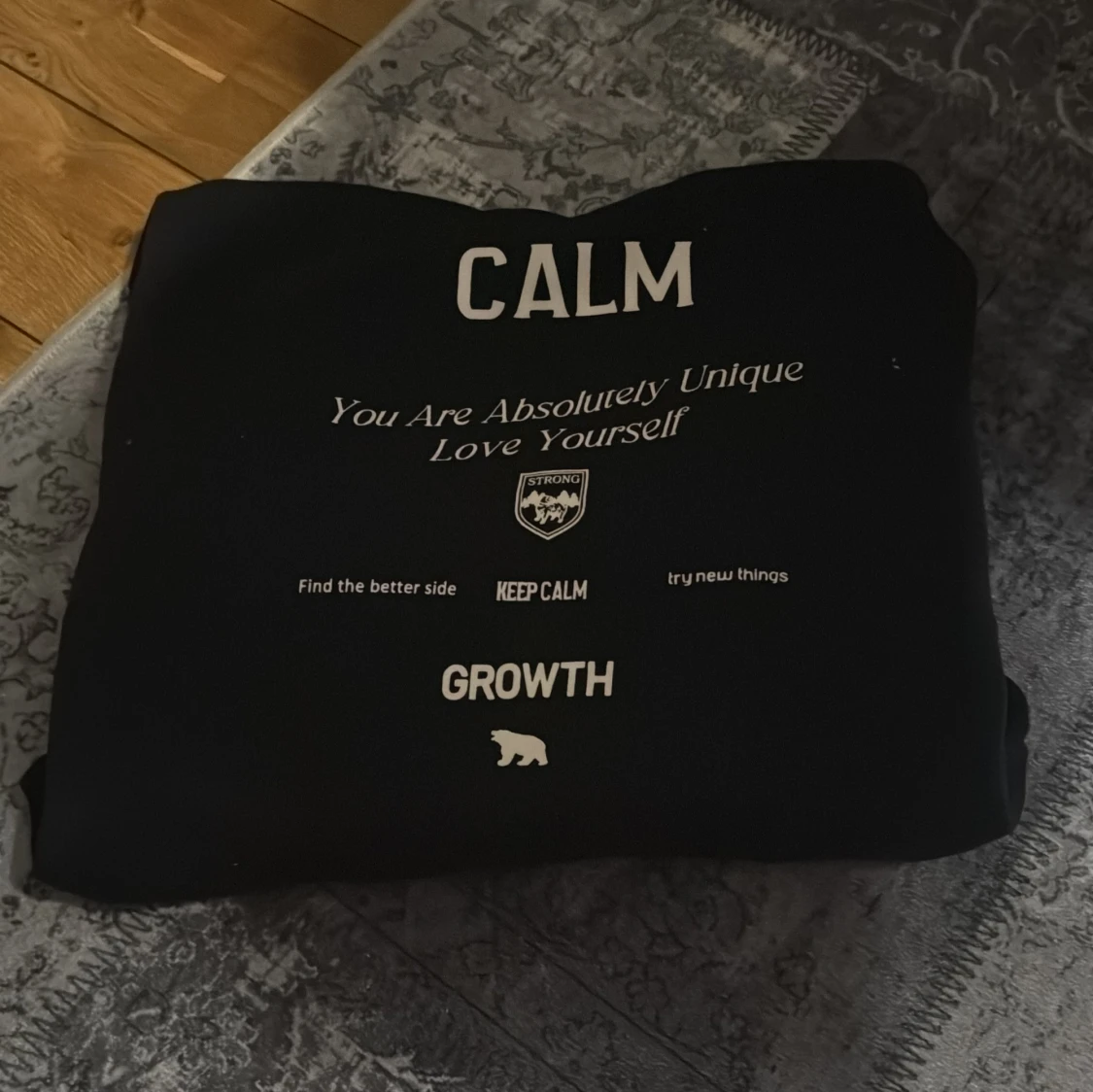 Svart hoodie med texten 'CALM' - 90