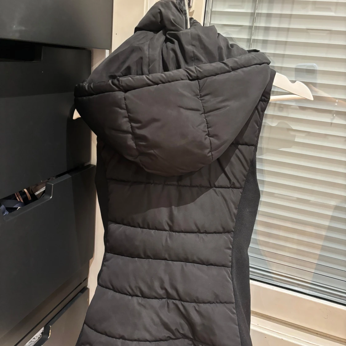 Svart dunväst med huva - 90