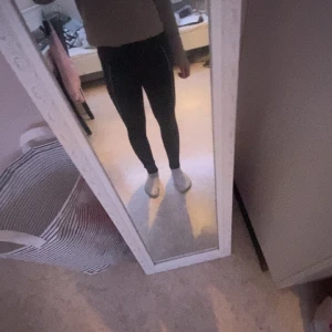 Svarta Rid byxor från Maya Delorez - Säljer ett par svarta Rid byxor från Maya Delorez i storlek 2XS. De har en snygg design med mönstrade detaljer och en hög midja för en bekväm passform. Perfekta för träning och tävlingar.