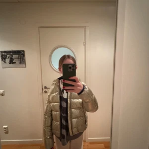 Colmar jacka - INTRESSEKOL på min fina colamr jacka som är guldfärgad.  Kan tänka mig för sälja runt 1000-1500kr🥰🥰 SKRIV OM DU ÄR INTRESSERAD ELLE OM DU HAR NÅGRA FRÅGOR !!🩷