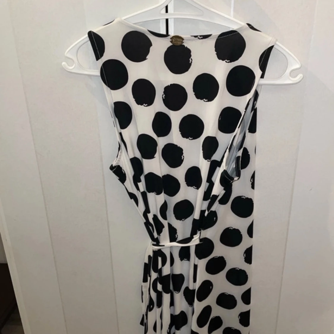 Vit och svart prickig klänning - 91