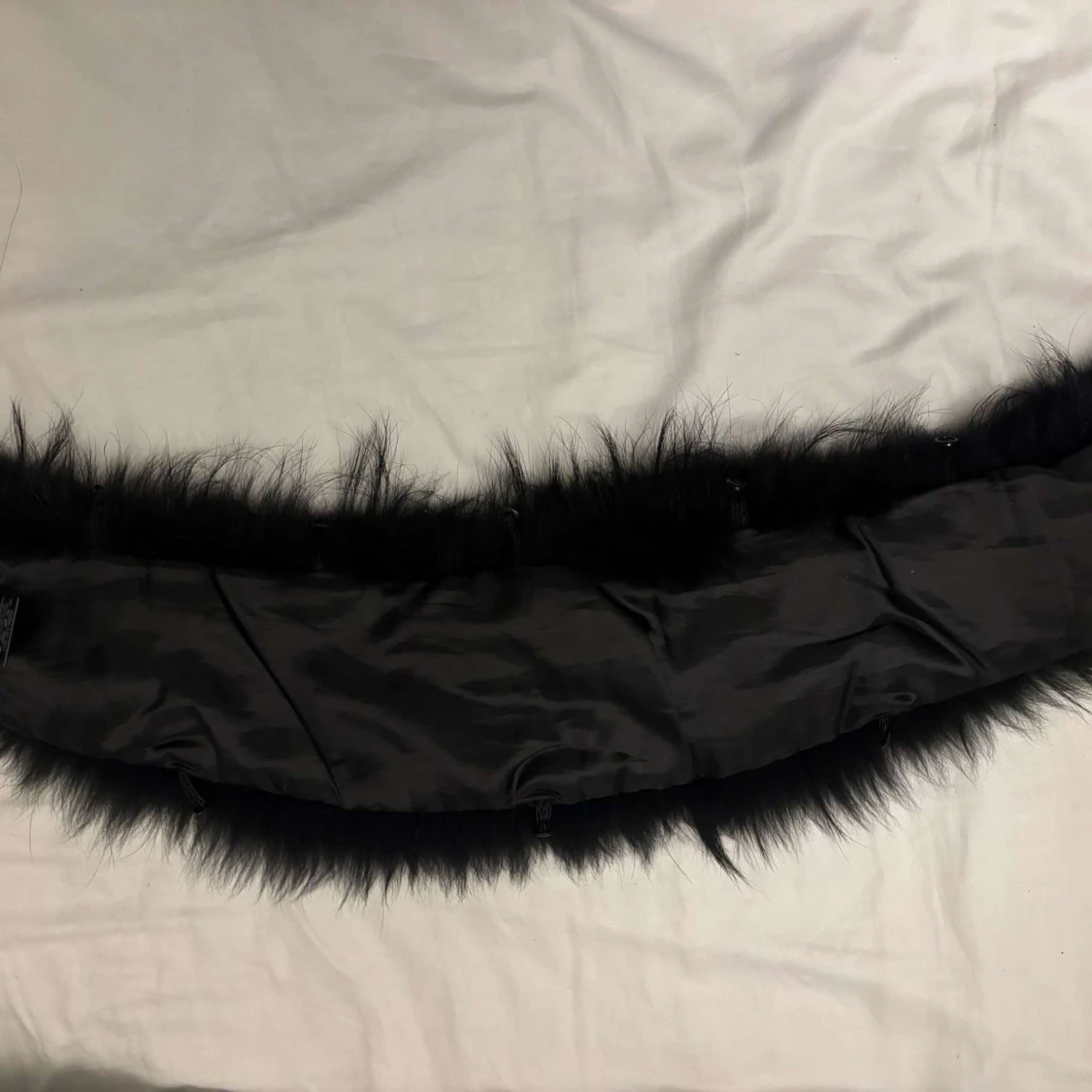 Svart pälsdetalj - 90