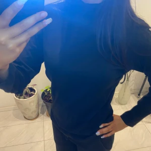 Svart polotröja - Säljer en stilren svart polotröja med långa ärmar. Perfekt för kyligare dagar och lätt att matcha med olika outfits. Ett måste i garderoben!