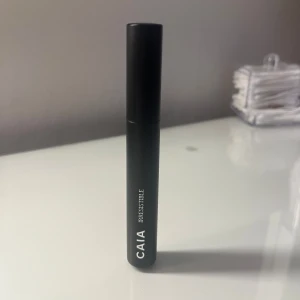 Svart mascara från CAIA - Säljer en svart mascara från CAIA ”IRRESISTIBLE”. Den har en stilren design och är perfekt för att ge volym och längd till dina fransar. Helt ny och oöppnad 🙌🏼❤️ nypris 245kr