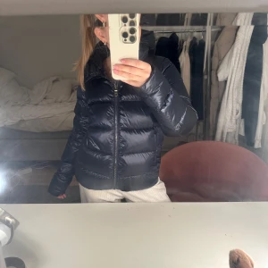 Mörkblå colmar jacka - Säljer en snygg mörkblå colmarjacka, iprincip helt oanvänd och har inga defekter.💕Passar mig som vanligtvis har storlek S!