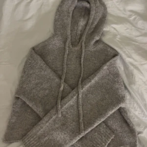 Grå stickad hoodie - As snygg grå stickad hoodie i bra skick ! Strl xs❤️. Jag säljer då den inte riktigt kommer till användning, man kan skriva privat för fler bilder❤️