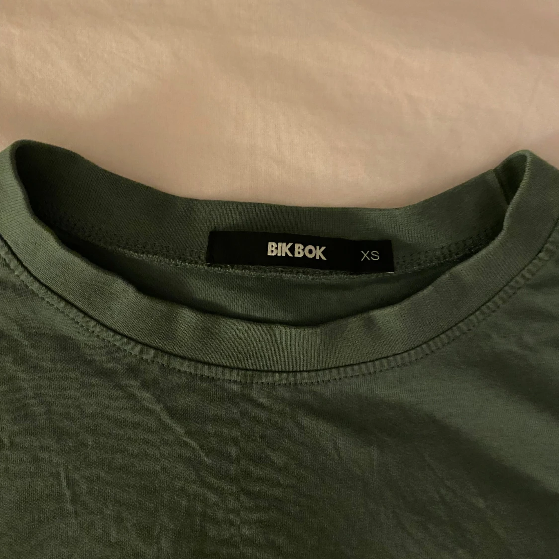 Grön croppad t-shirt från Bik Bok - 92