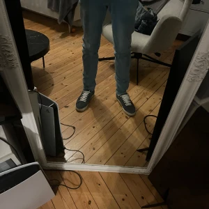 Blå jeansbyxor replay  - Snygga blå jeansbyxor från replay  med normal passform och klassisk design. De har en dragkedja och knappar framtill samt fem fickor. Perfekta för en avslappnad stil. Unik ljus blå färg. Storlek 29 32 