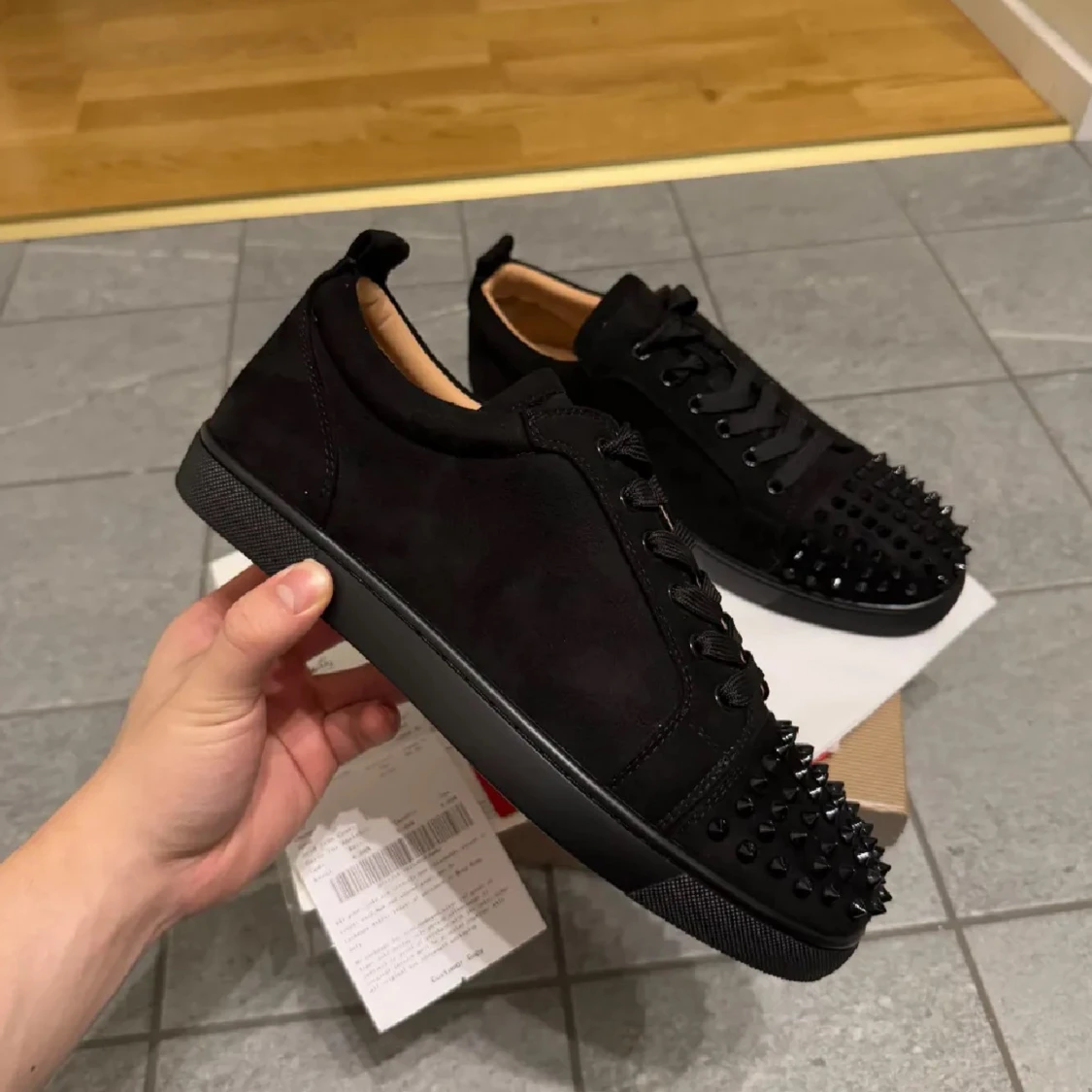Svarta sneakers med nitar från Louboutin - 91