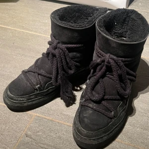 Svarta inuikii  - Säljer mina svarta inuikiis då de inte används längre, storlek 40. Använda men fortfarande fina, syns lite slitage. Nypris ca3000kr