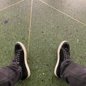 Lanvin skor - Svarta lanvinskor i nyskick 9/10. Använda ett fåtal gånger, säljer pga används inte. Priset är inte hugget i sten vid snabb affär.