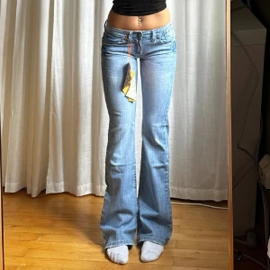Low waist jeans  - ljusblå low waist jeans, storlek 28 (Midjemått - 36cm Innerbenslängd- 81cm)