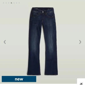 Mörkblå bootcut jeans - Snygga mörkblå bootcut jeans med klassisk femficksdesign och knappgylf. Dem är low waist och bootcut, helt nya! Ny pris är 1400kr. Storlek 27/34